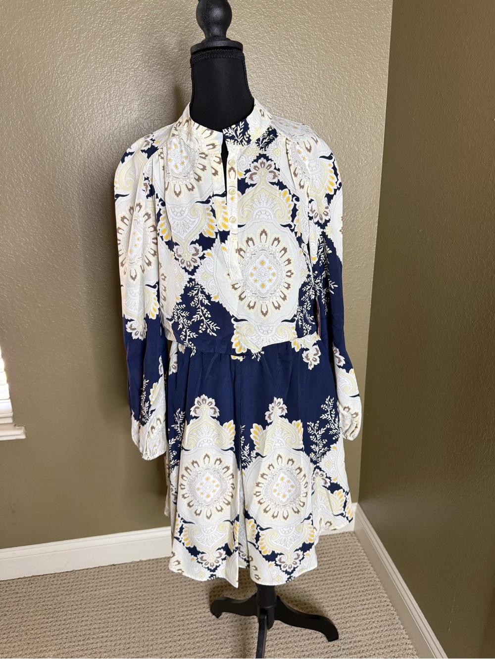 NWTVince Camuto 10 Dress Designer Look Navy, White Gold Paisley Long-Sleeve